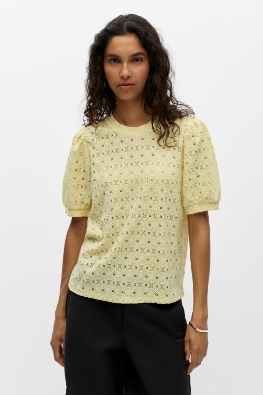 Object Laila pastel gul s/s top i blonde look I Dresslab