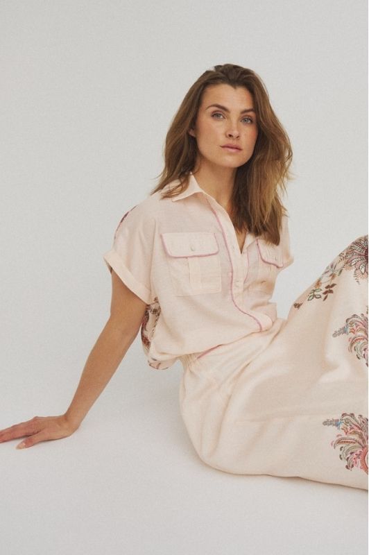 Luxzuz Violet bluse I Offwhite viskose skjorte med paisleyprint