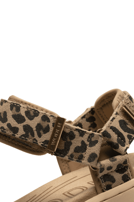 Woden Line sandal | Damesandal i leopard ruskind Natural Soft sål