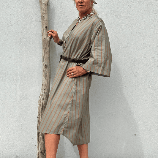 PRE ORDER Gaspar Mumbai stripe dress | Dusty green kjole i khaki strib I Dresslab
