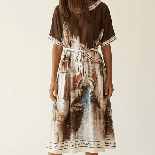 Moondust Multi satin dress I Flot printet sommerkjole i chokoladebrun