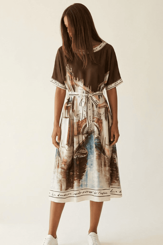 Moondust Multi satin dress I Flot printet sommerkjole i chokoladebrun