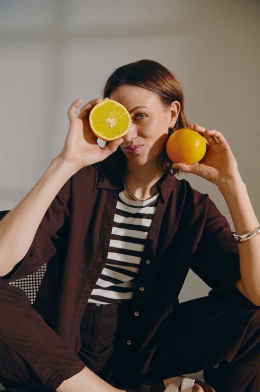 Freequent Lava shirt | Hørskjorte med v-hals i brun I Dresslab