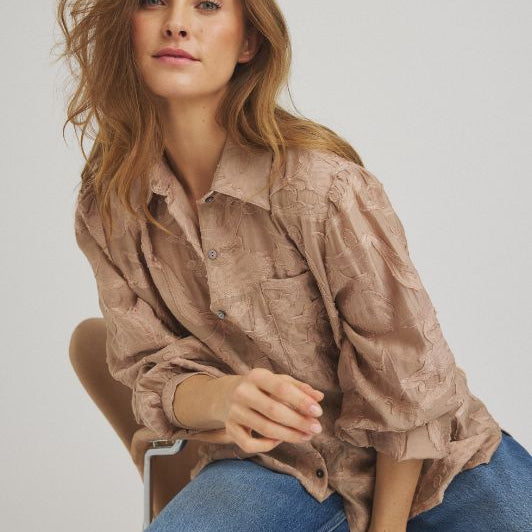 Luxzuz Alita shirt I Sandfarvet skjorte med blomster burnout print