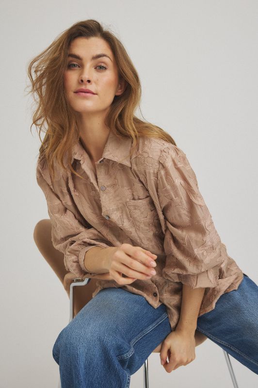 Luxzuz Alita shirt I Sandfarvet skjorte med blomster burnout print