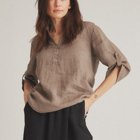 Luxzuz Siwaia blouse I Sandfarvet hørbluse med 3/4 ærme