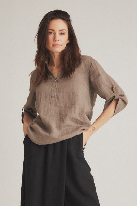 Luxzuz Siwaia blouse I Sandfarvet hørbluse med 3/4 ærme
