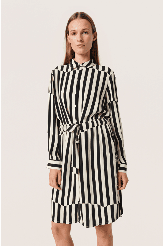 Soaked in Luxury I Molly kjole i sort / hvid strib