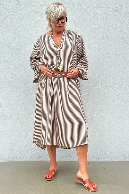 PRE ORDER Gaspar Mumbai stripe dress | Cool kjole i brun strib I Dresslab