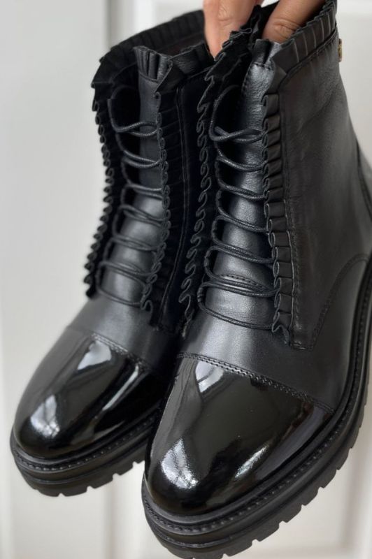 Copenhagen Shoes The Pretty Collection | Cool sort støvle med flæser
