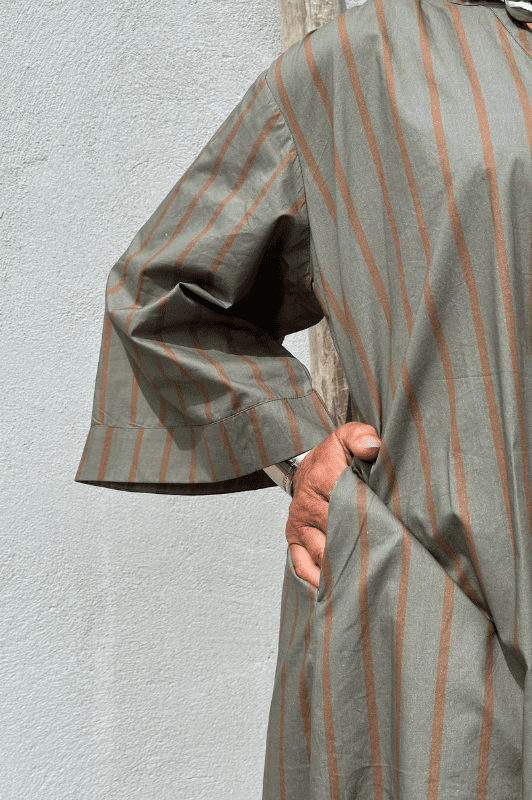 PRE ORDER Gaspar Mumbai stripe dress | Dusty green kjole i khaki strib I Dresslab