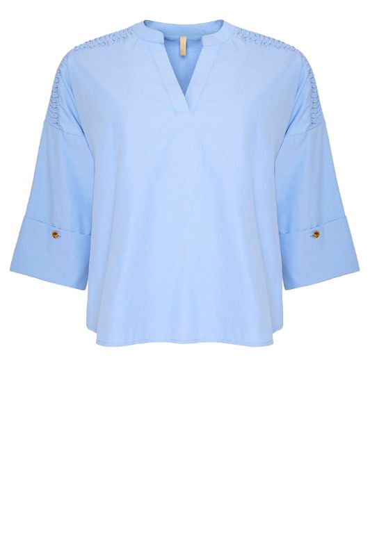 Ofelia Mindy bluse lyseblå med fine detaljer I Dresslab