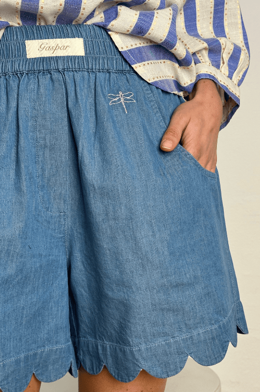 Gaspar Honolulu lyse denimshorts med feminin detalje I Dresslab