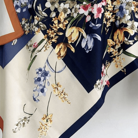 Atelier Paris I Fint blomster tørklæde i blå farver I Dresslab