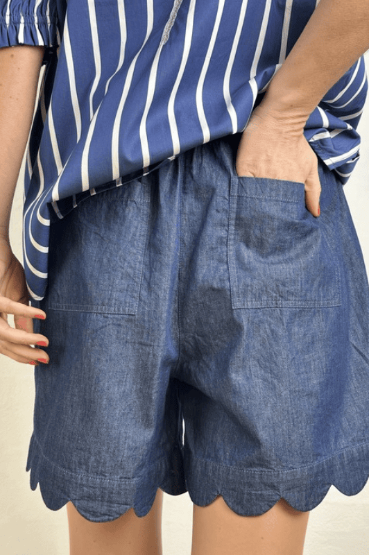 Gaspar Honolulu mørke denimshorts med feminin detalje I Dresslab