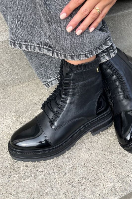 Copenhagen Shoes The Pretty Collection | Cool sort støvle med flæser