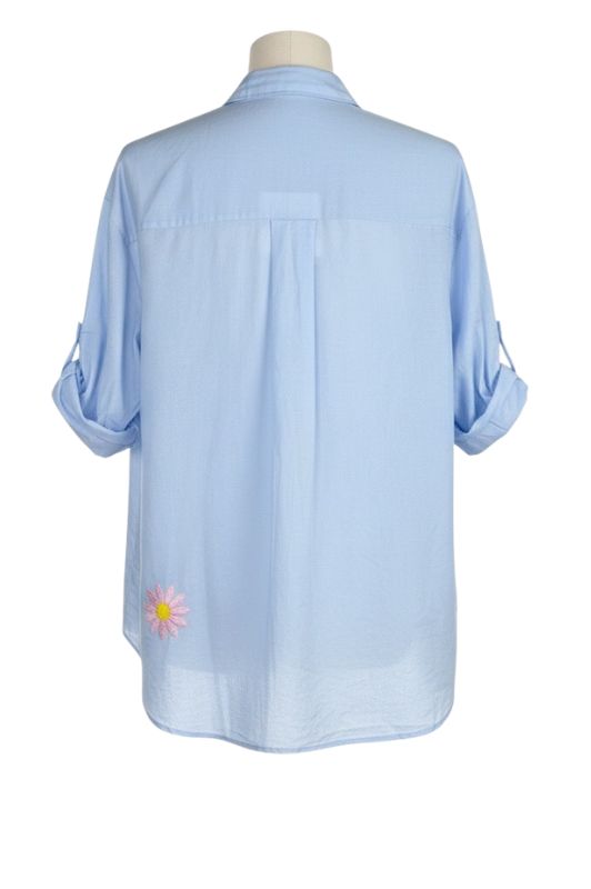OM-HU Bodhi skjorte | Bomuldstop med broderede blomster i lyseblå I Dresslab