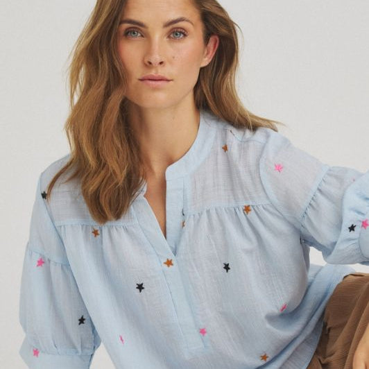 Luxzuz Vibse bluse I Lyseblå sommerbluse med stjerne broderi