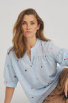 Luxzuz Vibse bluse I Lyseblå sommerbluse med stjerne broderi