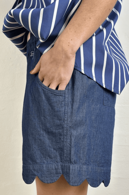 Gaspar Honolulu mørke denimshorts med feminin detalje I Dresslab