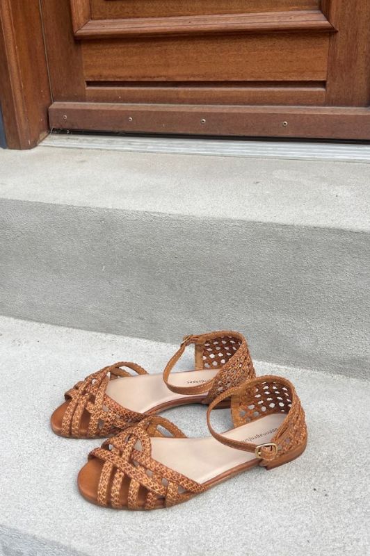 Copenhagen Shoes Endless Love | Håndflettet sandal i cognacfarvet skind