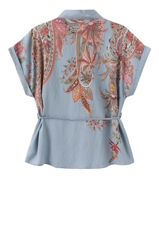 Luxzuz Violet bluse I Lyseblå viskose skjorte med paisleyprint