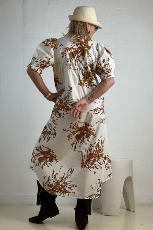 Gaspar Tunø dress | Cool flower dress i hvid med cognac