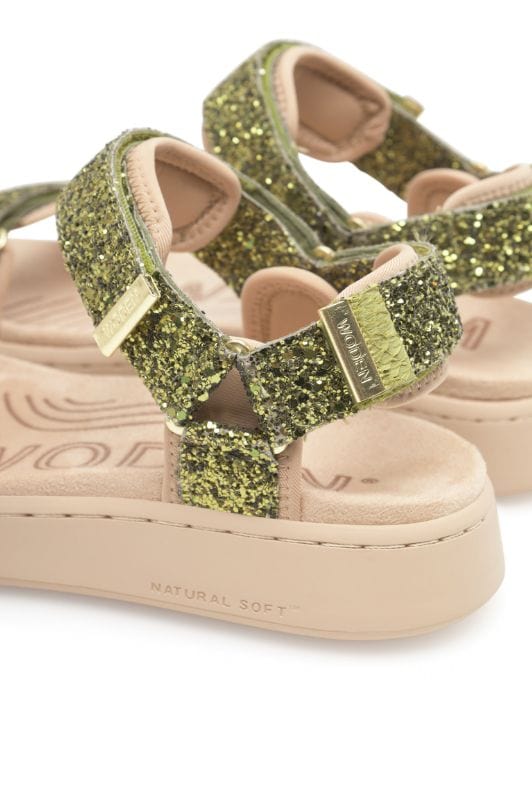 Woden Line sandal | Damesandal i glitter grøn look I Natural Soft sål