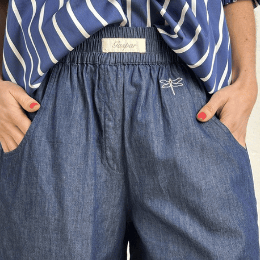 Gaspar Honolulu mørke denimshorts med feminin detalje I Dresslab