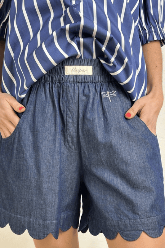 Gaspar Honolulu mørke denimshorts med feminin detalje I Dresslab
