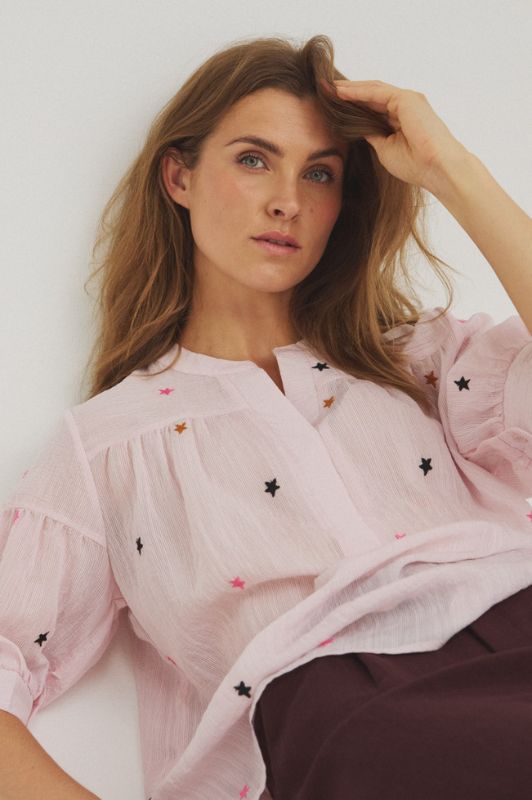 Luxzuz Vibse bluse I Rosa sommerbluse med stjerne broderi