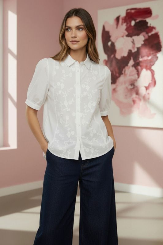 Ofelia Majse skjorte med påsatte blomster i hvid I Dresslab