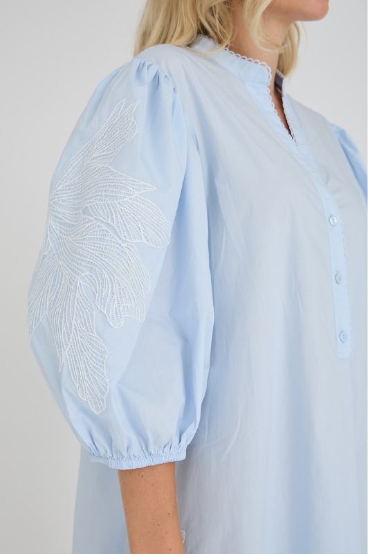A-View Clementine dress I Lyseblå kjole med broderi I Dresslab