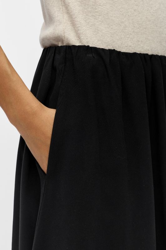 Object Fia midi skirt I Cool klassisk nederdel med lommer i sort