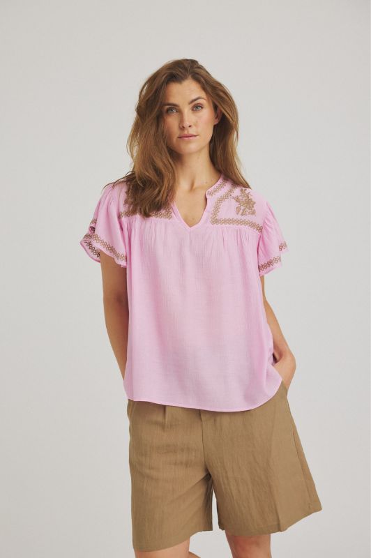 Luxzuz Vika bluse I Rosa sommerbluse med kontrast broderi