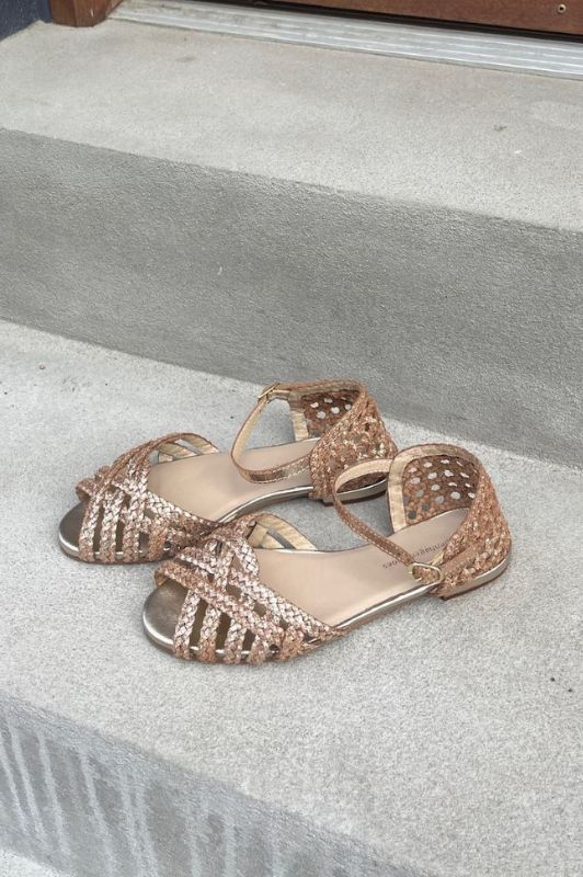 Copenhagen Shoes Endless Love | Håndflettet sandal i guldfarvet skind