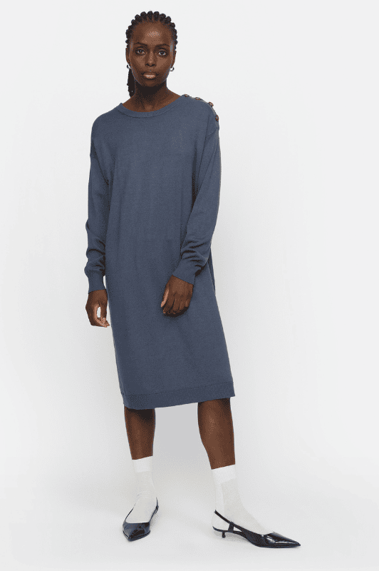 Soft Rebels Epira Dress | Strikkjole med knapper på skulderen I Støvet blå