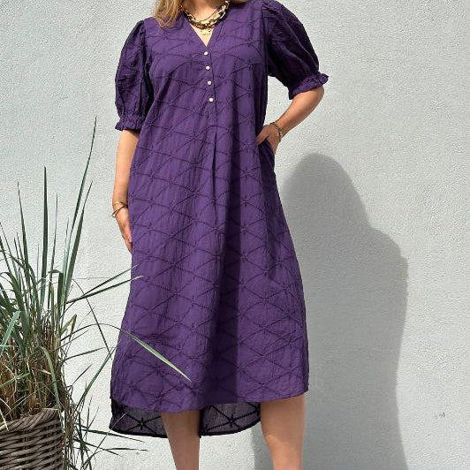 PRE ORDER Gaspar Tunø dress | Flot broderie anglaise i lilla I Dresslab