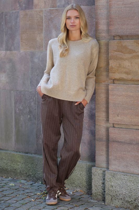 Prepair Babara Knit | Striktrøje i sand med guld-look nitter