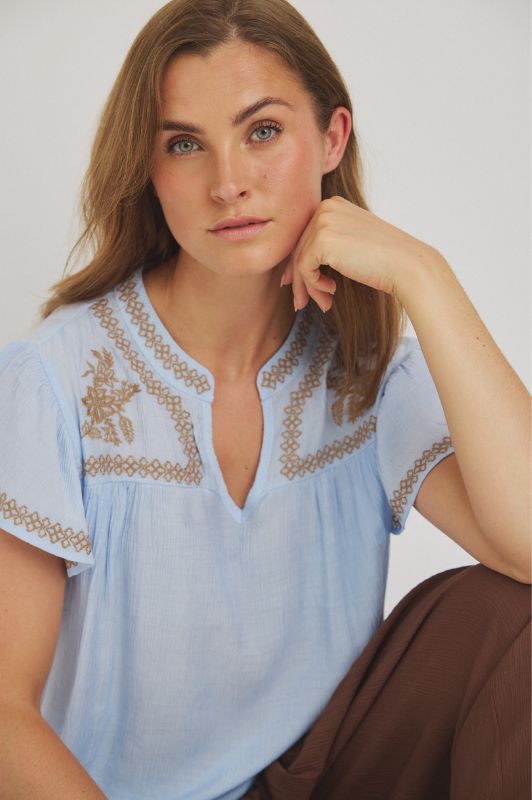Luxzuz Vika bluse I Lyseblå sommerbluse med kontrast broderi