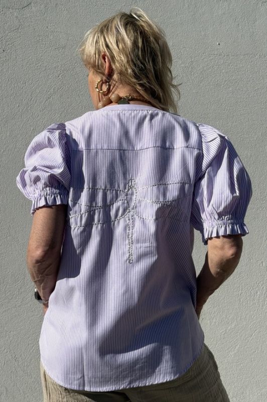 Gaspar Tunø SS print bluse I Lilla strib  I Dresslab