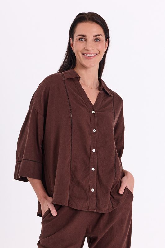 Freequent Laluna shirt | Hørskjorte med v-hals i brun I Dresslab