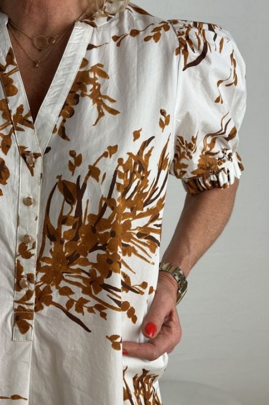 Gaspar Tunø dress | Cool flower dress i hvid med cognac