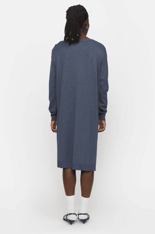 Soft Rebels Epira Dress | Strikkjole med knapper på skulderen I Støvet blå