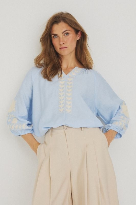 Luxzuz Vina boheme bluse i lyseblå med broderi I Dresslab