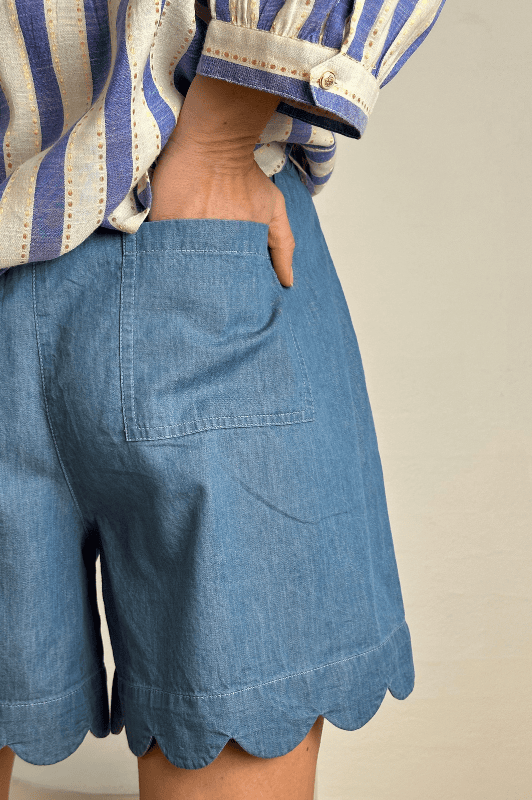 Gaspar Honolulu lyse denimshorts med feminin detalje I Dresslab