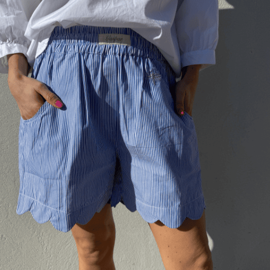 Gaspar Honolulu stribet shorts med feminin detalje I Dresslab