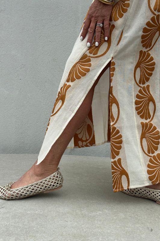 Gaspar Athen jaquard kaftan | Creme med guldmønster I Dresslab