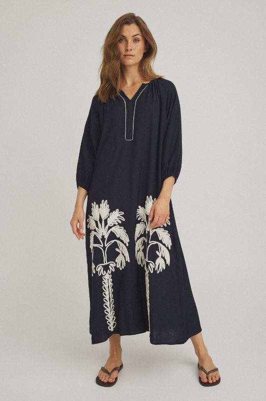 Luxzuz Varinka dress | Viskosekjole med broderi navy I Dresslab