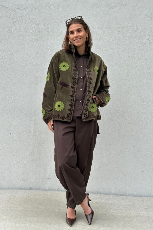 Utah short velvet jacket I  Velourjakke med broderi i olivengrøn